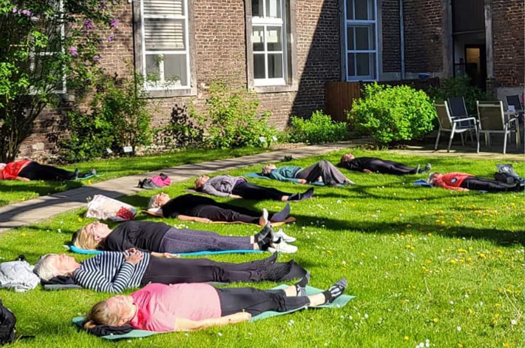 Turnerkreis-Nippes-im-Kloster-Entspannung-im-Garten